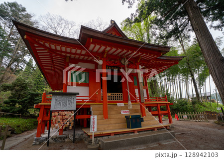 春の平泉 達谷窟毘沙門堂 姫待不動堂正面　岩手県平泉町 128942103