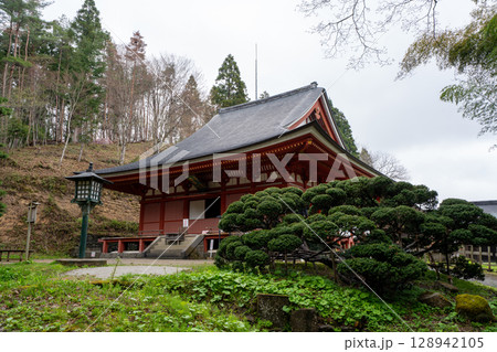 春の平泉 達谷窟毘沙門堂 金堂正面　岩手県平泉町 128942105
