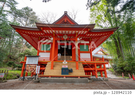 春の平泉 達谷窟毘沙門堂 姫待不動堂正面　岩手県平泉町 128942110