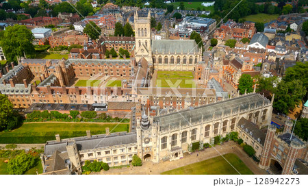 Aerial view of Cambridge University colleges, chapels and courtyards showing the historic city 128942273