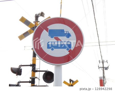 大型乗用自動車通行止め 道路標識 大型乗用自動車通行止め 道路標識 128942298