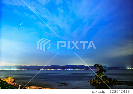 星降る海辺に輝く西村彗星 – 富山・雨晴海岸にて 128942438