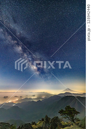 星空と富士山の幻想的なシルエット 128942440