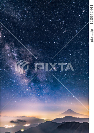 山並み越しに望む天の川と富士の光景 128942441