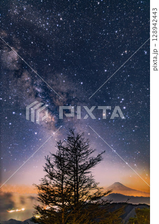 夜空に浮かぶ天の川と静寂の富士山 128942443