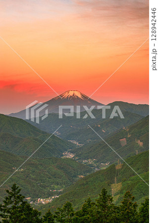 紅に染まる富士の峰と静かな谷の集落 紅に染まる富士の峰と静かな谷の集落 128942446