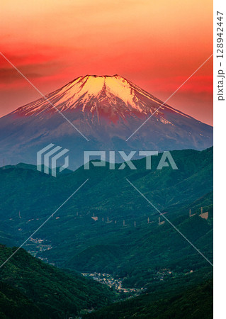 朝焼けに染まる富士山と緑の渓谷 朝焼けに染まる富士山と緑の渓谷 128942447