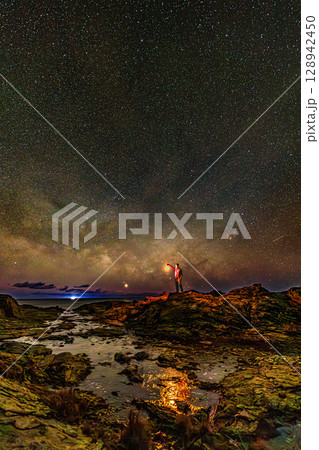 星降る海岸線と天の川の夜 星降る海岸線と天の川の夜 128942450