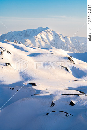 夕日に染まる薬師岳と室堂平 残雪期の北アルプス立山・別山登山 夕日に染まる薬師岳と室堂平 残雪期の北アルプス立山・別山登山 128942836