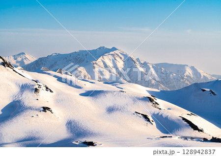 夕日に染まる薬師岳と室堂平　残雪期の北アルプス立山・別山登山 128942837
