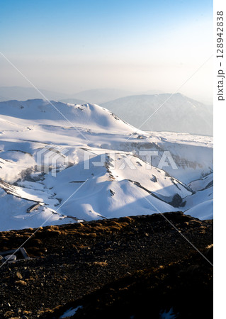 夕日に染まる地獄谷と弥陀ヶ原 残雪期の北アルプス立山・別山登山 夕日に染まる地獄谷と弥陀ヶ原 残雪期の北アルプス立山・別山登山 128942838