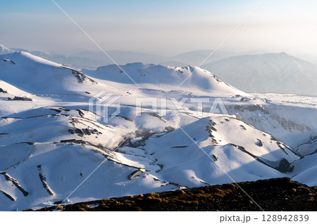 夕日に染まる地獄谷と弥陀ヶ原　残雪期の北アルプス立山・別山登山 128942839