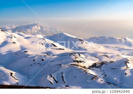 夕日に染まる薬師岳と室堂平　残雪期の北アルプス立山・別山登山 128942840