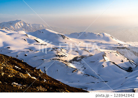 夕日に染まる薬師岳と室堂平　残雪期の北アルプス立山・別山登山 128942842