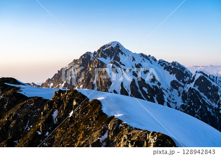 夕日に染まる剱岳（剱御前からの景色）　残雪期の北アルプス立山・別山登山 128942843