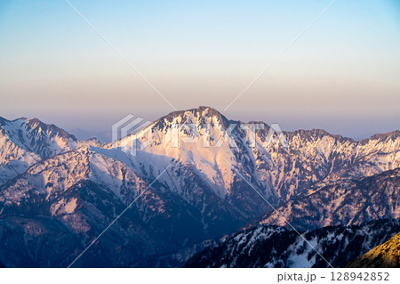 夕日に染まる後立山連峰の五竜岳（剱御前からの景色）　残雪期の北アルプス立山・別山登山 128942852