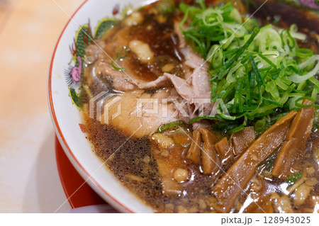伍福軒の背脂黒醤油ラーメン 128943025