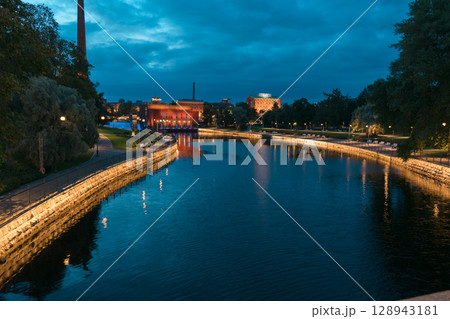【フィンランドタンペレ】タンペレ大学に近いコスキプイスト公園の夜景 【フィンランドタンペレ】タンペレ大学に近いコスキプイスト公園の夜景 128943181