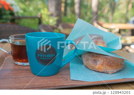 【フィンランドタンペレ】ピーニッキ展望台の下で食べられるドーナツとコーヒー 【フィンランドタンペレ】ピーニッキ展望台の下で食べられるドーナツとコーヒー 128943201