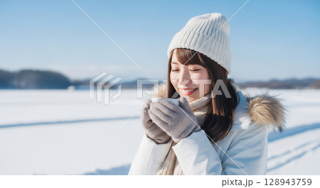 冬の雪景色で微笑む女性 128943759