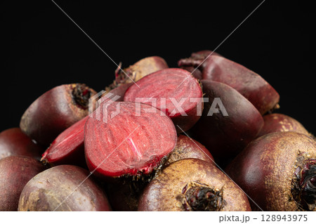 Fresh raw red beets beetroot, whole and halved 128943975