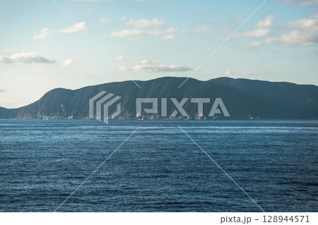 【東京九州フェリーはまゆう新門司行 高知県沖の島沖を航行】 【東京九州フェリーはまゆう新門司行 高知県沖の島沖を航行】 128944571