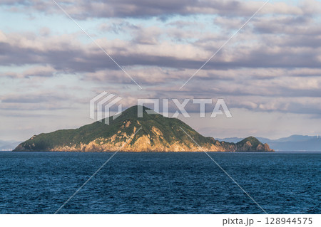 【東京九州フェリーはまゆう新門司行 高知県沖を航行 鵜来島】 【東京九州フェリーはまゆう新門司行 高知県沖を航行 鵜来島】 128944575
