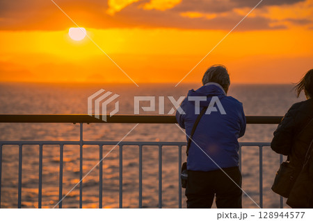 【東京九州フェリーはまゆう新門司港行 宇和島沖の夕日】 【東京九州フェリーはまゆう新門司港行 宇和島沖の夕日】 128944577