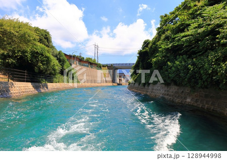 【島根県】快晴の船引運河（隠岐の島　西ノ島） 128944998