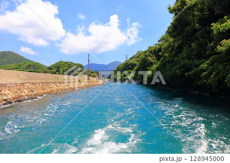 【島根県】快晴の船引運河（隠岐の島　西ノ島） 128945000