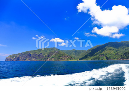 【島根県】国賀めぐり定期観光船から見た高崎山（隠岐の島　西ノ島） 128945002