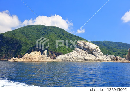 【島根県】国賀めぐり定期観光船から見た亀島（隠岐の島　西ノ島） 128945005