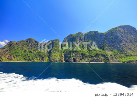 【島根県】国賀めぐり定期観光船から見た摩天崖(隠岐の島 西ノ島) 【島根県】国賀めぐり定期観光船から見た摩天崖(隠岐の島 西ノ島) 128945014