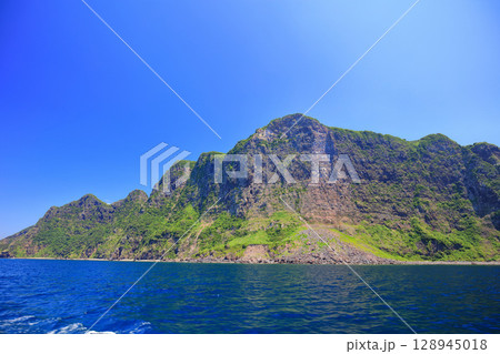 【島根県】国賀めぐり定期観光船から見た摩天崖（隠岐の島　西ノ島） 128945018