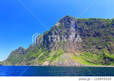 【島根県】国賀めぐり定期観光船から見た摩天崖（隠岐の島　西ノ島） 128945020