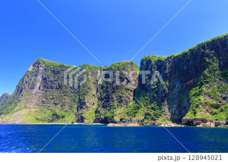 【島根県】国賀めぐり定期観光船から見た摩天崖（隠岐の島　西ノ島） 128945021