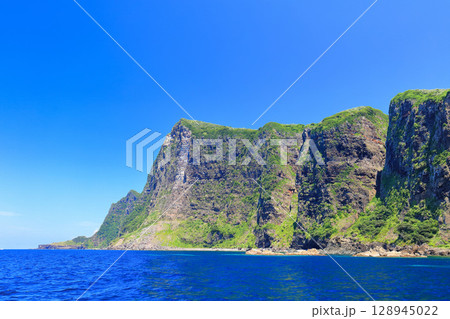 【島根県】国賀めぐり定期観光船から見た摩天崖（隠岐の島　西ノ島） 128945022