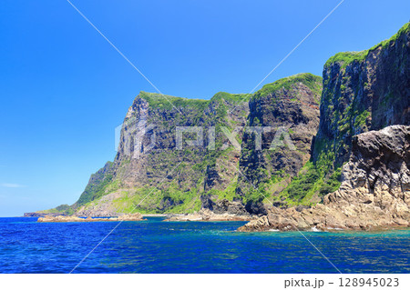 【島根県】国賀めぐり定期観光船から見た摩天崖（隠岐の島　西ノ島） 128945023