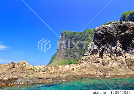 【島根県】国賀めぐり定期観光船から見た摩天崖（隠岐の島　西ノ島） 128945026