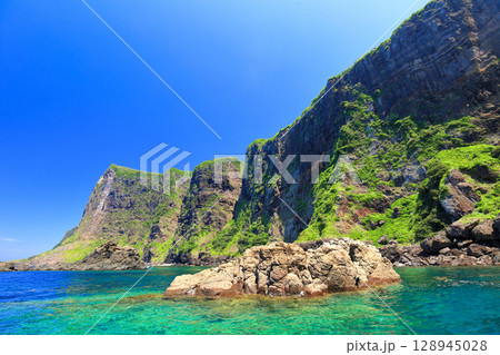 【島根県】国賀めぐり定期観光船から見た摩天崖（隠岐の島　西ノ島） 128945028