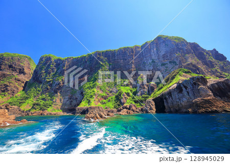 【島根県】国賀めぐり定期観光船から見た国賀海岸(隠岐の島 西ノ島) 【島根県】国賀めぐり定期観光船から見た国賀海岸(隠岐の島 西ノ島) 128945029