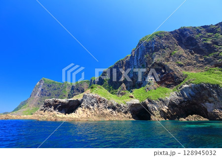 【島根県】国賀めぐり定期観光船から見た国賀海岸（隠岐の島　西ノ島） 128945032