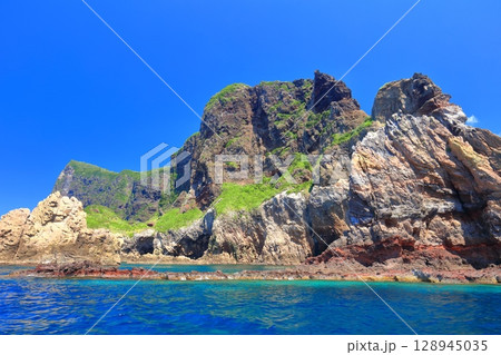 【島根県】国賀めぐり定期観光船から見た国賀海岸（隠岐の島　西ノ島） 128945035