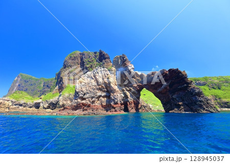 【島根県】国賀めぐり定期観光船から見た国賀海岸(隠岐の島 西ノ島) 【島根県】国賀めぐり定期観光船から見た国賀海岸(隠岐の島 西ノ島) 128945037