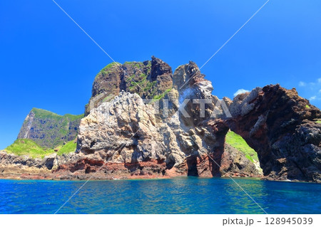 【島根県】国賀めぐり定期観光船から見た国賀海岸(隠岐の島 西ノ島) 【島根県】国賀めぐり定期観光船から見た国賀海岸(隠岐の島 西ノ島) 128945039