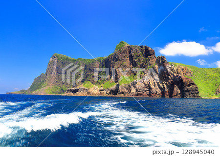 【島根県】国賀めぐり定期観光船から見た国賀海岸(隠岐の島 西ノ島) 【島根県】国賀めぐり定期観光船から見た国賀海岸(隠岐の島 西ノ島) 128945040