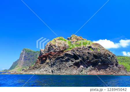 【島根県】国賀めぐり定期観光船から見た国賀海岸(隠岐の島 西ノ島) 【島根県】国賀めぐり定期観光船から見た国賀海岸(隠岐の島 西ノ島) 128945042