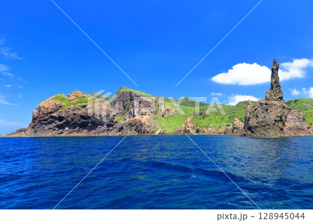 【島根県】国賀めぐり定期観光船から見た国賀海岸（隠岐の島　西ノ島） 128945044