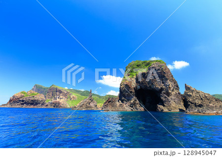 【島根県】国賀めぐり定期観光船から見た国賀海岸(隠岐の島 西ノ島) 【島根県】国賀めぐり定期観光船から見た国賀海岸(隠岐の島 西ノ島) 128945047