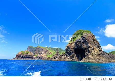 【島根県】国賀めぐり定期観光船から見た国賀海岸（隠岐の島　西ノ島） 128945048